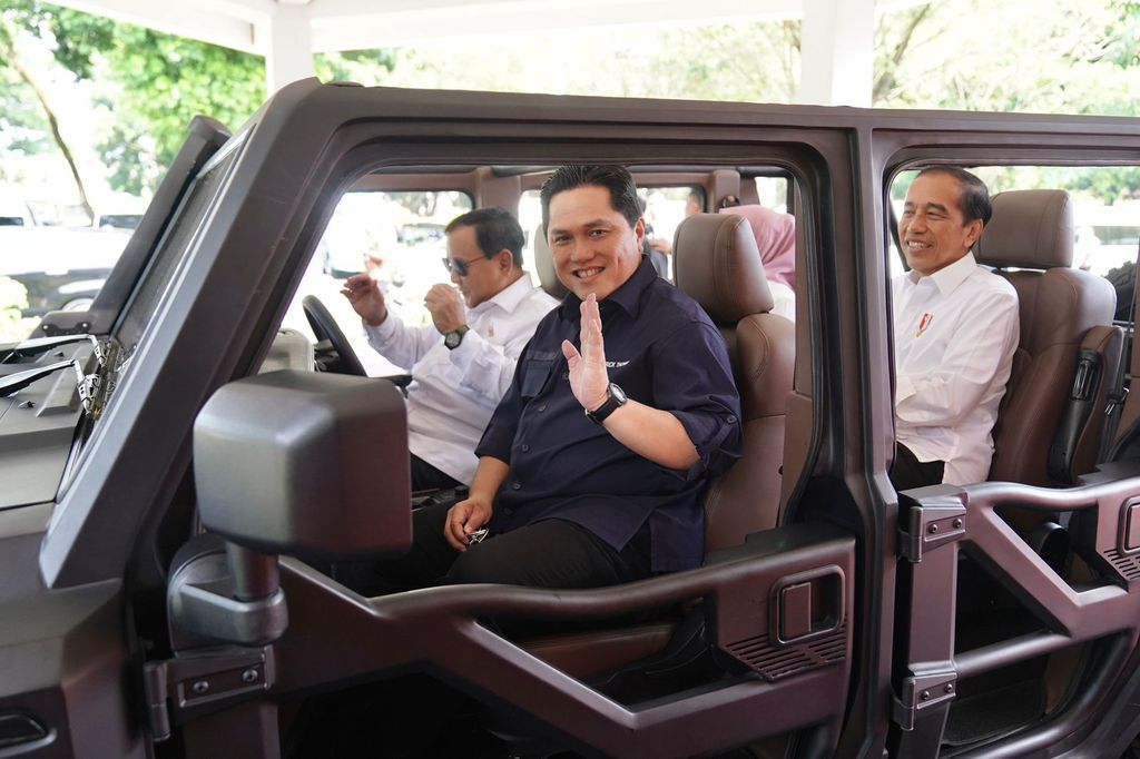 Presiden Jokowi bersama Menhan Prabowo dan Menteri BUMN Erick Thohir meninjau gudang amunisi PT. Pindad, Turen, Kabupaten Malang. (Dok. Kementerian BUMN)