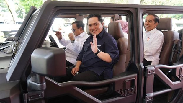 Presiden Jokowi bersama Menhan Prabowo dan Menteri BUMN Erick Thohir meninjau gudang amunisi PT. Pindad, Turen, Kabupaten Malang. (Dok. Kementerian BUMN)