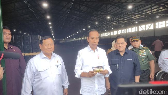 Presiden Jokowi bersama Menhan Prabowo dan Menteri BUMN Erick Thohir meninjau gudang amunisi PT. Pindad, Turen, Kabupaten Malang (Muhammad Aminudin)