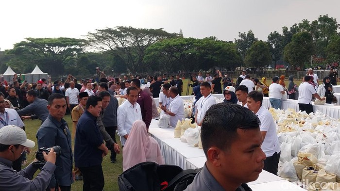 Presiden Jokowi mengunjungi Pasar Rakyat di Lapangan Rampal Kota Malang