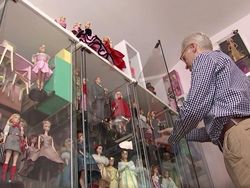 Pria 55 Tahun Ini Koleksi Ratusan Boneka Barbie