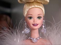 Pria 55 Tahun Ini Koleksi Ratusan Boneka Barbie