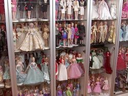 Pria 55 Tahun Ini Koleksi Ratusan Boneka Barbie