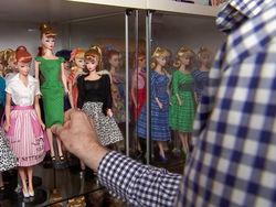 Pria 55 Tahun Ini Koleksi Ratusan Boneka Barbie