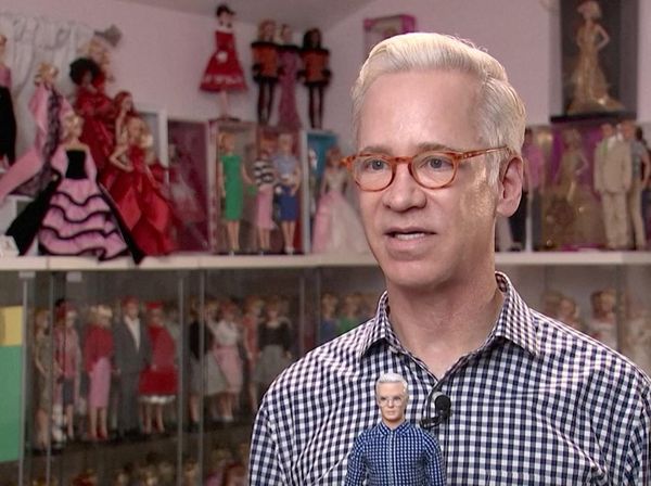 Pria 55 Tahun Ini Koleksi Ratusan Boneka Barbie