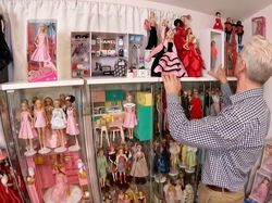 Pria 55 Tahun Ini Koleksi Ratusan Boneka Barbie