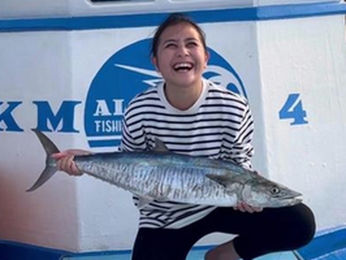 Prilly Latuconsina berhasil memancing ikan tenggiri berukuran besar