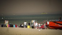 Menurut juru bicara Dinas Pemadam Kebakaran, Yannis Artopios, ribuan orang itu dievakuasi melalui laut dengan menggunakan kapal pada Sabtu (22/7) malam. (AP Photo/Argyris Mantikos)