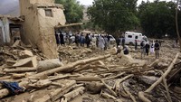 Banjir besar akibat hujan musiman di Afghanistan menewaskan sedikitnya 31 orang dan menyebabkan puluhan orang hilang selama tiga hari terakhir. Sementara di negara tetangga Pakistan, 13 orang tewas akibat hujan lebat dan tanah longsor pada Senin (24/7/2023). AP Photo