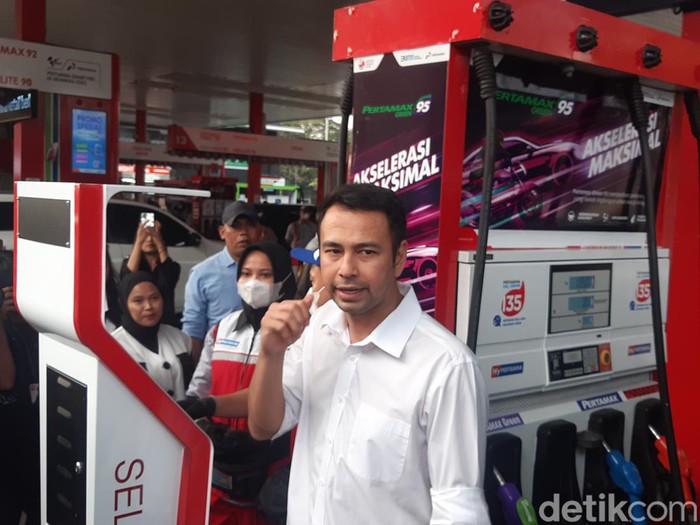Raffi Ahmad Jadi Pembeli Pertama Pertamax Green di SPBU MT Haryono, Jakarta Selatan, Senin (24/7/2023).