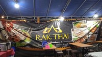 Sebuah warung tenda di kawasan Kelapa Gading tengah ramai dibicarakan juga disambangi banyak food Vlogger. Hidangan khas Thailand yang otentik jadi daya tariknya. Foto: detikcom