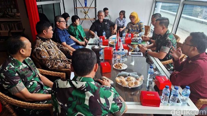 Jajaran Biro Humas Setjen Kementerian Pertahanan melakukan media visit ke kantor detikNetwork. Kemenhan jalin sinergi komunikasi untuk menyebarkan informasi pada publik.