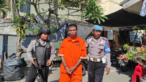 Residivis bernama I Nyoman Karma dihadirkan saat konferensi pers di Polsek Denpasar Timur, Senin (24/7/2023). (I Wayan Sui Suadnyana/detikBali)