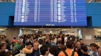 Wisatawan menunggu keberangkatan pesawat di Bandara Internasional Rhodes, Yunani, Senin (24/7/2023).  