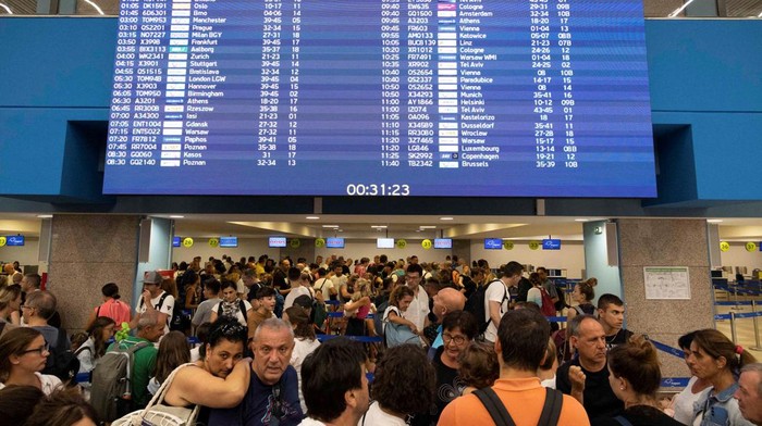 Ribuan Turis Terlantar di Bandara Rhodes Yunani Imbas Kebakaran Hutan Tourists line up at check-in counters as they wait for departing planes at the airport, after being evacuated following a wildfire on the island of Rhodes, Greece, July 24, 2023. REUTERS/Nicolas Economou TPX IMAGES OF THE DAY