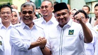 Kedua sekjen saling berpose salam komando.  