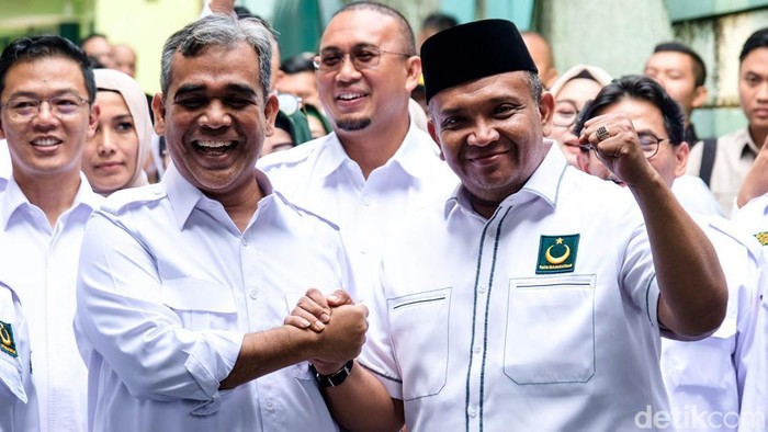 Rombongan Gerindra tiba di kantor DPP Partai Bulan Bintang (PBB), Jakarta Selatan. Sekjen Gerindra Ahmad Muzani dan Sekjen PBB Afriansyah Noor saling salam komando.