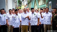 Muzani dan Afriansyah tampak berbincang sebelum menggelar pertemuan tertutup.    