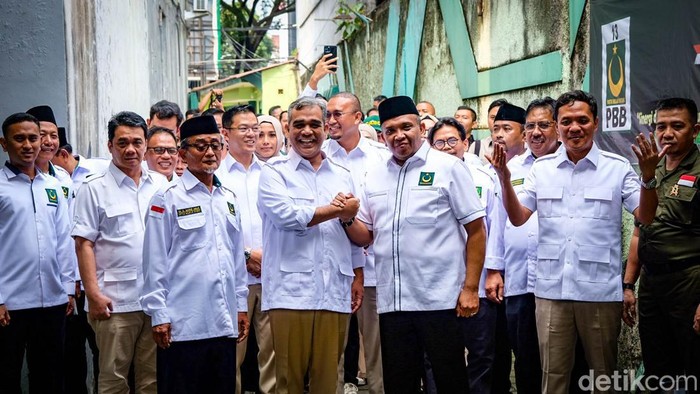 Rombongan Gerindra tiba di kantor DPP Partai Bulan Bintang (PBB), Jakarta Selatan. Sekjen Gerindra Ahmad Muzani dan Sekjen PBB Afriansyah Noor saling salam komando.
