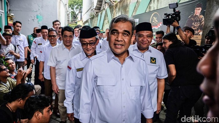 Rombongan Gerindra ke Markas PBB, Kedua Sekjen Salam Komando Rombongan Gerindra tiba di kantor DPP Partai Bulan Bintang (PBB), Jakarta Selatan. Sekjen Gerindra Ahmad Muzani dan Sekjen PBB Afriansyah Noor saling salam komando.