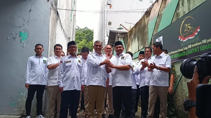 Rombongan Partai Gerindra tiba di kantor DPP Partai Bulan Bintang (PBB), Pasar Minggu, Jakarta Selatan. Terlihat rombongan Gerindra dipimpin oleh Sekjen Gerindra Ahmad Muzani.