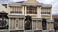 Salah satu YouTouber yang pernah ke desa tersebut, Teh Mayang, mengungkapkan desain rumah di sana beraneka ragam. Ada yang klasik, modern, mediterranean, bahkan Japanese style. Foto: Rumah mewah di Kampung Sultan, Garut/YouTube @petualangantehmayang543