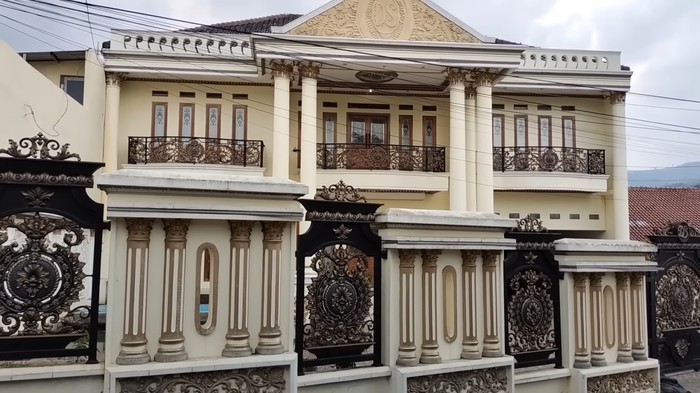 Rumah mewah di Kampung Sultan, Garut/YouTube @petualangantehmayang543