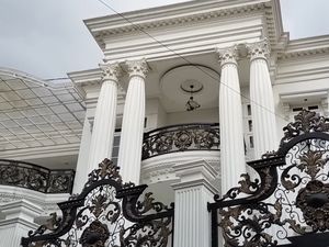 Kenapa Rumah Orang Kaya di Daerah Identik dengan Pilar Besar? Ini Jawabannya