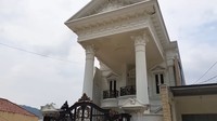 Rumah mewah lainnya dengan aksen berwarna emas di pilar, pagar, hingga bagian atas rumah. Foto: Rumah mewah di Kampung Sultan, Garut/YouTube @petualangantehmayang543