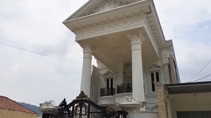 Rumah mewah di Kampung Sultan, Garut/YouTube @petualangantehmayang543