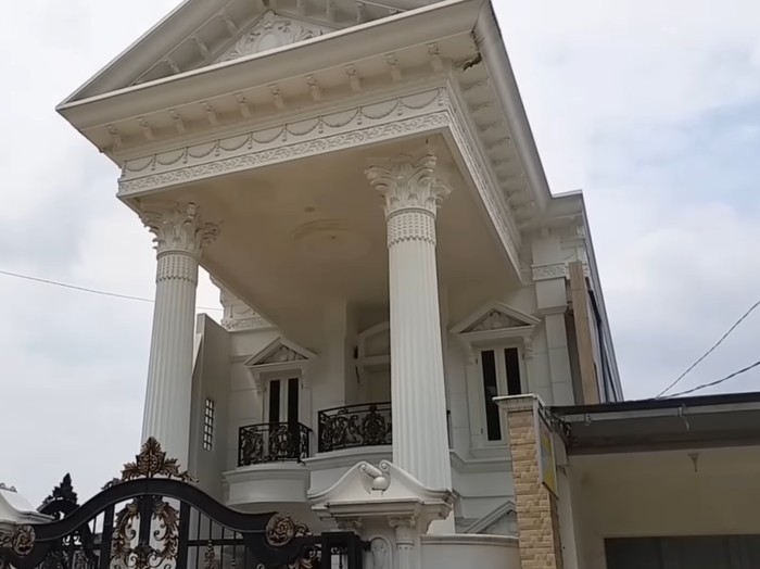 Rumah mewah di Kampung Sultan, Garut/YouTube @petualangantehmayang543