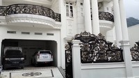 Di sana, terlihat mobil-mobil terparkir di dalam garasi rumahnya. Foto: Rumah mewah di Kampung Sultan, Garut/YouTube @petualangantehmayang543