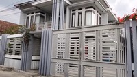 Menurut Teh Mayang, ada sekitar 30 rumah mewah yang terlihat di pinggir jalan desa tersebut. Foto: Rumah mewah di Kampung Sultan, Garut/YouTube @petualangantehmayang543