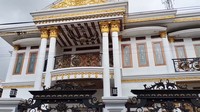 Rumah-rumah di sana, rata-rata memiliki 2 lantai atau bahkan 3 lantai. Pagarnya juga terlihat tinggi-tinggi. Foto: Rumah mewah di Kampung Sultan, Garut/YouTube @petualangantehmayang543