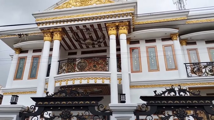 Rumah mewah di Kampung Sultan, Garut/YouTube @petualangantehmayang543