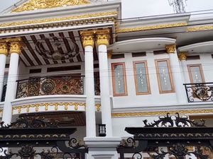 Ternyata Ini Alasan Rumah Orang Kaya di Daerah Pakai Pilar Besar!
