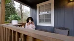 Rumahnya Kegedean, Wanita Ini Malah Bangun Rumah Mungil di Kebun Belakang