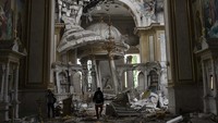 Sebagian bangunan hancur, lantainya tertutup puing-puing, dan bongkahan-bongkahan robek dari dinding hiasan katedral. UNESCO murka dengan mengatakan bahwa Rusia bersikap kurang ajar, karena pihak Putin menargetkan beberapa situs di kawasan Warisan Dunia.