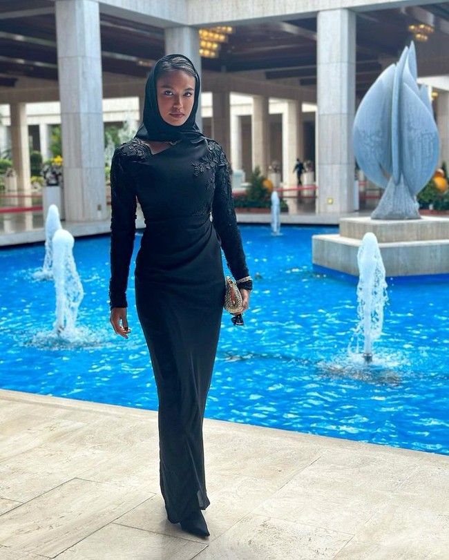 Dilansir SCMP, wanita yang berperan sebagai Kai Mendoza dalam serial Almost Paradise tersebut adalah anak dari Pangeran Jefri Bolkiah, adik dari Sultan Hassanal Bolkiah. Awalnya tak banyak yang tahu mengenai informasi itu karena memang sengaja tidak diekspos. Foto: Instagram @samrichelle