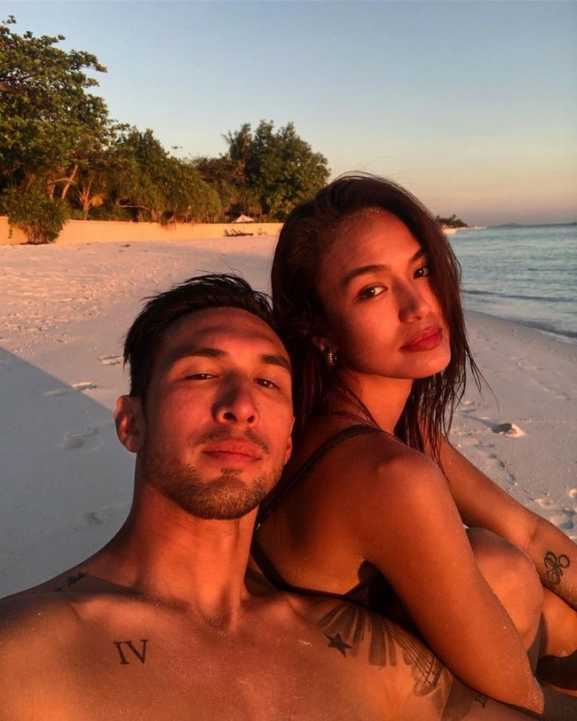 Mengenai kehidupan pribadinya, Samantha Richelle diketahui sudah bertunangan dengan pemain bola Anton del Rosario. Mereka bertemu di bar saat sedang liburan. Foto: Instagram @samrichelle