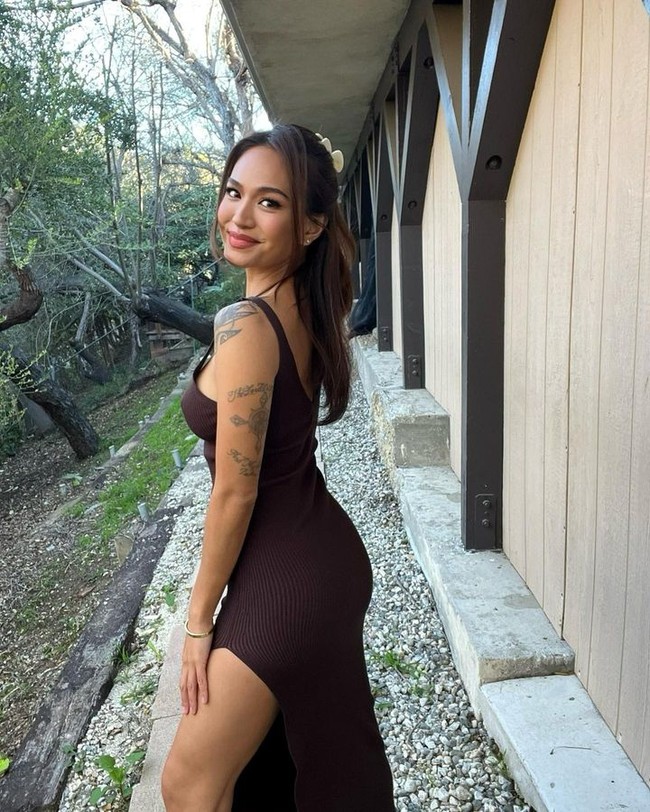 Penampilan Samantha yang menawan semakin jadi perhatian karena tato-tatonya. Ia memiliki total sembilan gambar d tubuh, termasuk tato yang cukup besar di pundak. Dikatakan jika ia sedikit kecanduan.Foto: Instagram @samrichelle