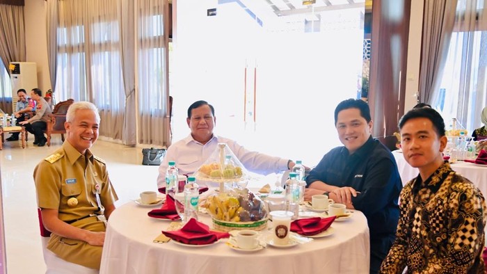 Sambil menunggu kedatangan Presiden Joko Widodo dan Ibu Iriana di Bandara Adi Soemarmo, Senin 24 Juli 2023, Menteri Pertahanan Prabowo Subianto, Menteri BUMN Erick Thohir, Gubernur Jawa Tengah Ganjar Pranowo, dan Walikota Solo Gibran Rakabuming berbincang-bincang di ruang tunggu bandara. Foto diunggah Senin (24/7/2023).