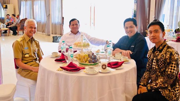 Sambil menunggu kedatangan Presiden Joko Widodo dan Ibu Iriana di Bandara Adi Soemarmo, Senin 24 Juli 2023, Menteri Pertahanan Prabowo Subianto, Menteri BUMN Erick Thohir, Gubernur Jawa Tengah Ganjar Pranowo, dan Walikota Solo Gibran Rakabuming berbincang-bincang di ruang tunggu bandara. (Foto: Laily Rachev - Biro Pers Sekretariat Presiden)