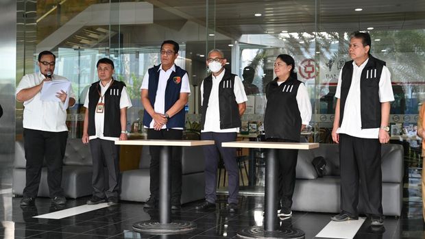 Satgas BLBI melalui Panitia Urusan Piutang Negara (PUPN) Cabang DKI Jakarta melaksanakan Penyitaan terhadap Harta Kekayaan Lainnya Obligor Bank Asia Pacific Setiawan Harjono dan Hendrawan Haryono berupa tanah dan bangunan satuan rumah susun yang dikenal sebagai The East Tower beralamat di Jalan Lingkar Mega Kuningan, Setiabudi, Jakarta Selatan pada tanggal 24 Juli 2023. (Dok. Satgas BLBI)