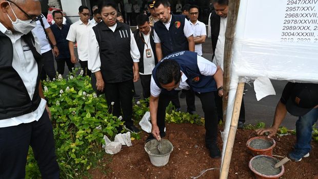 Satgas BLBI melalui Panitia Urusan Piutang Negara (PUPN) Cabang DKI Jakarta melaksanakan Penyitaan terhadap Harta Kekayaan Lainnya Obligor Bank Asia Pacific Setiawan Harjono dan Hendrawan Haryono berupa tanah dan bangunan satuan rumah susun yang dikenal sebagai The East Tower beralamat di Jalan Lingkar Mega Kuningan, Setiabudi, Jakarta Selatan pada tanggal 24 Juli 2023. (Dok. Satgas BLBI)