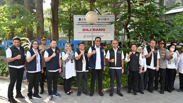 Satgas BLBI melalui Panitia Urusan Piutang Negara (PUPN) Cabang DKI Jakarta melaksanakan Penyitaan terhadap Harta Kekayaan Lainnya Obligor Bank Asia Pacific Setiawan Harjono dan Hendrawan Haryono berupa tanah dan bangunan satuan rumah susun yang dikenal sebagai The East Tower beralamat di Jalan Lingkar Mega Kuningan, Setiabudi, Jakarta Selatan pada tanggal 24 Juli 2023. (Dok. Satgas BLBI)