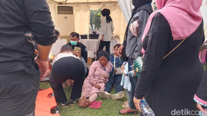 Sejumlah warga yang antre sembako di Lapangan Rampal Kota Malang pingsan karena terlalu lama tersengat matahari.