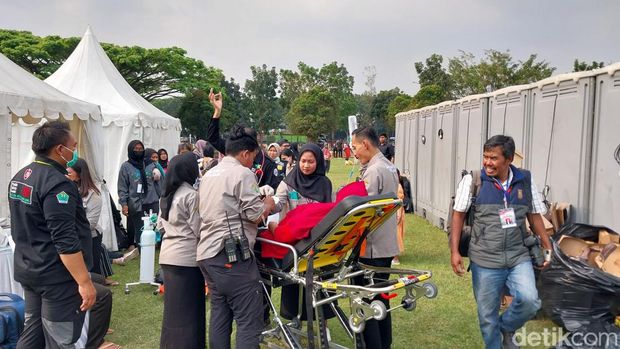 Sejumlah warga yang antre sembako di Lapangan Rampal Kota Malang pingsan karena terlalu lama tersengat matahari.
