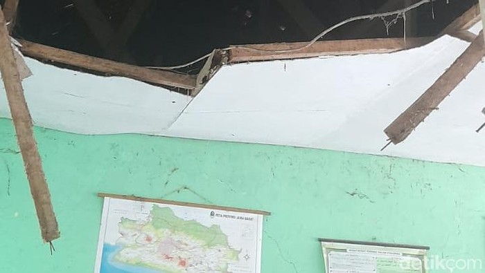 Sekolah rusak di Tasikmalaya