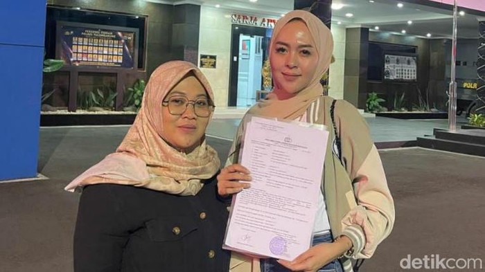 Selebgram Meylisa Zaara berama kuasa hukumnya melaporkan instagram @lambe__danu di Polres Tulungagung